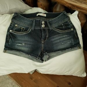 No boundary shorts smoke/pet free home.